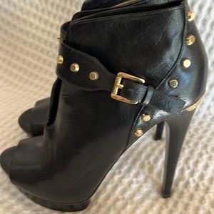MICHAEL KORS BLACK LEATHER HEELS